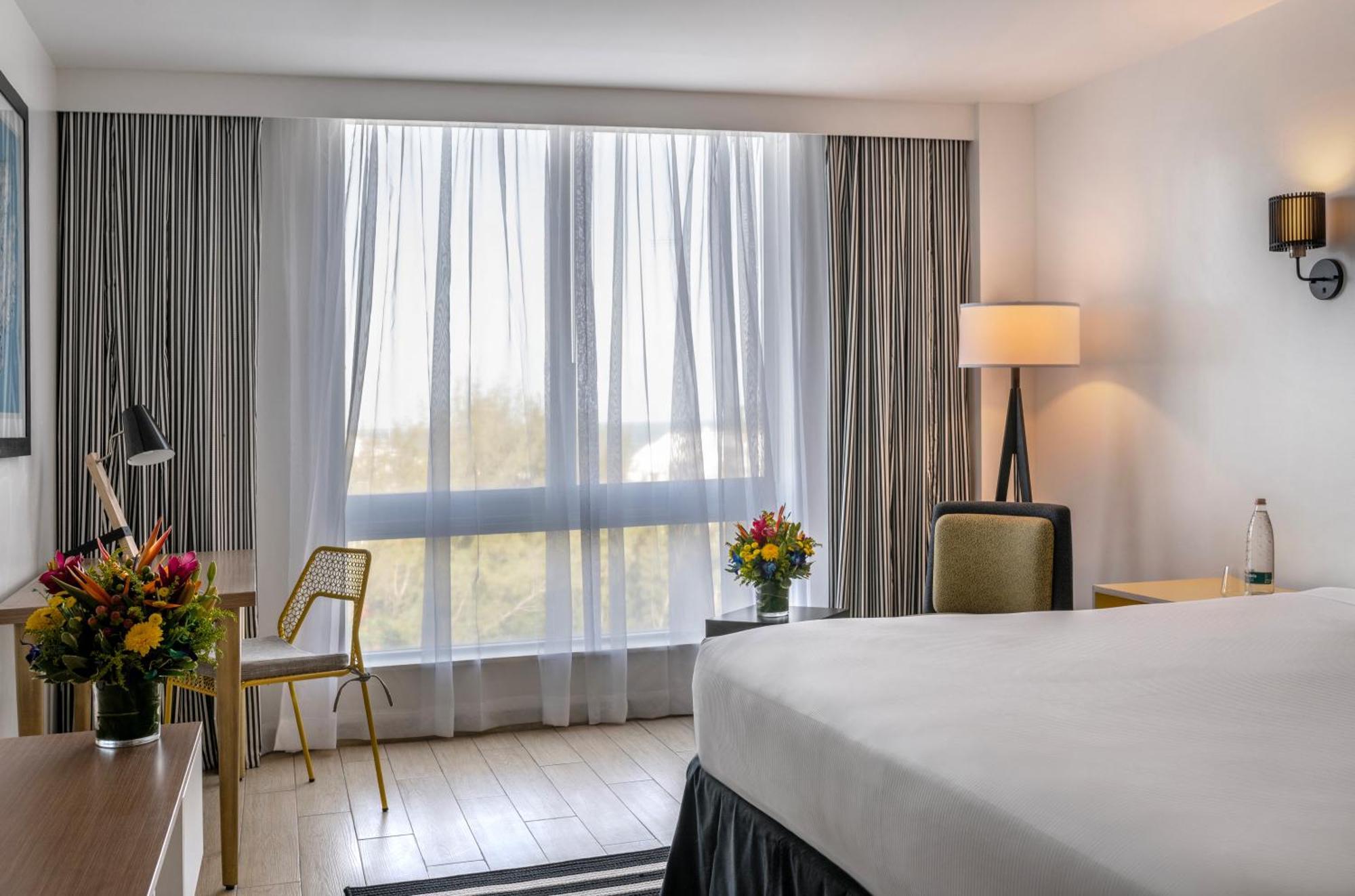 Quarto com Cama King-size e Vista da Água